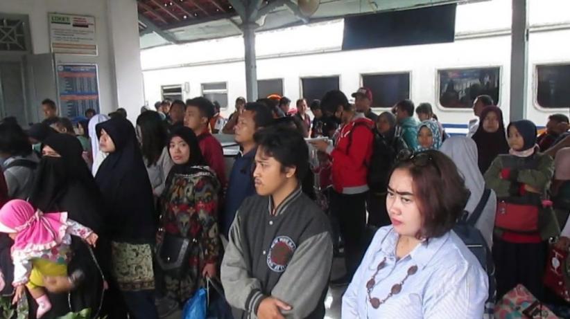 Penumpang Kereta Api Terlantar Akibat Longsor Kawasan Puncak Bogor